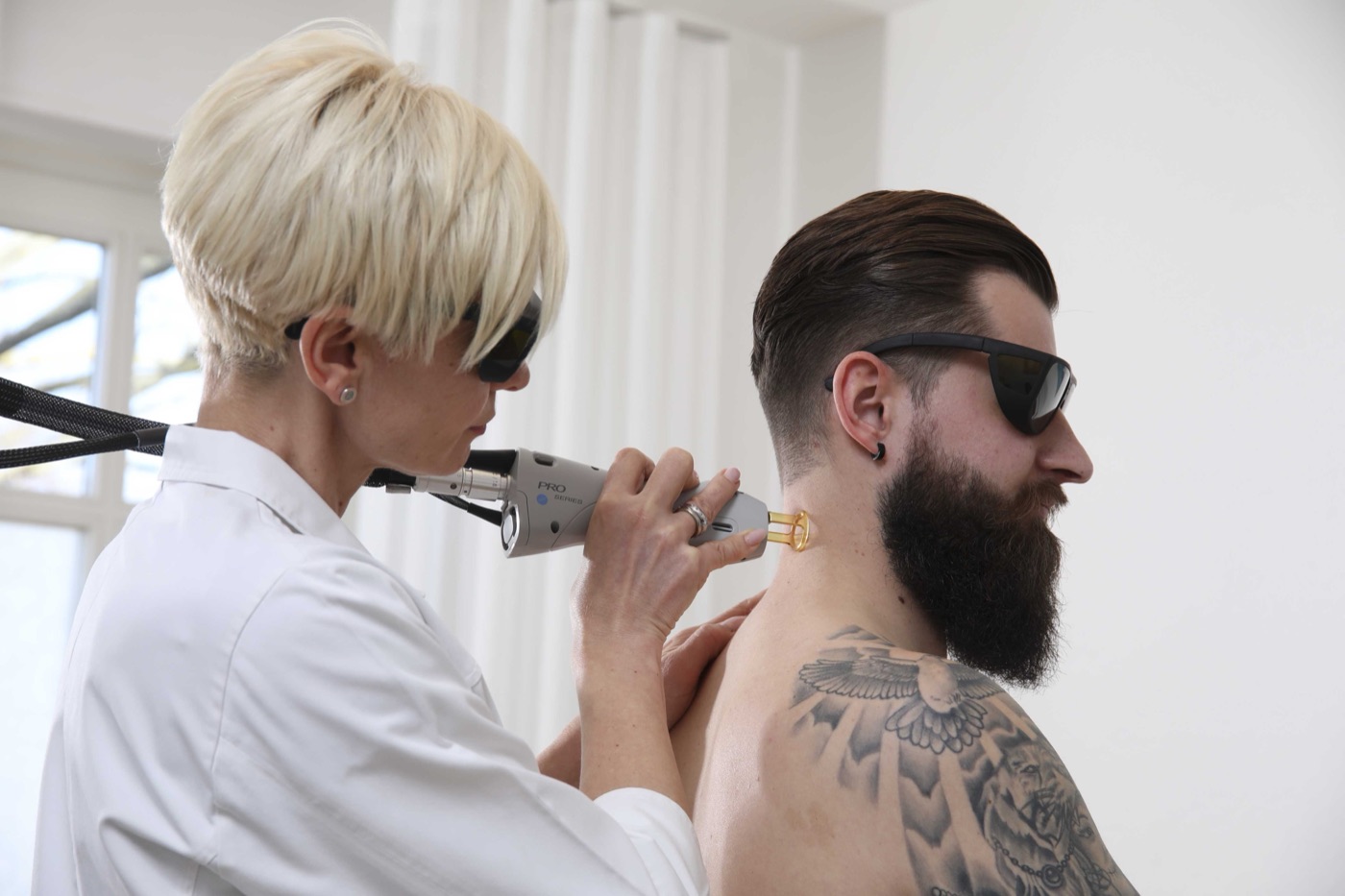 Lana Kandemir bei der Laserbehandlung mit dem GentleMax Pro